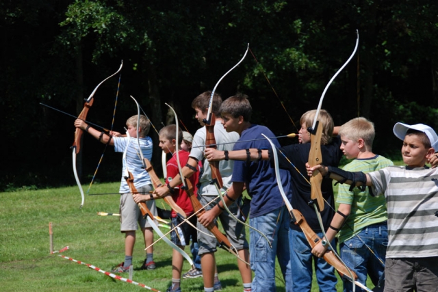 un grupo de ninos practicando tiro con arco.jpg